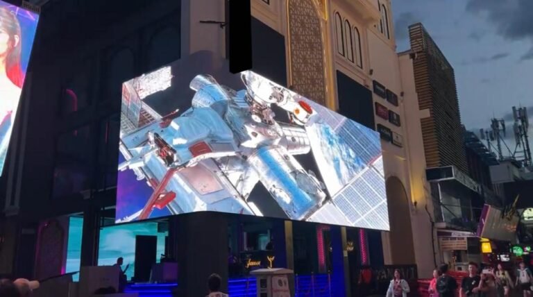 تطبيق شاشة LED عند الزاوية